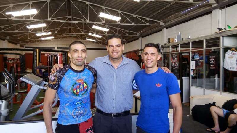 Diego Ojeda junto a David Ruiz (d) y Juanma Suárez (i) (Foto TA)